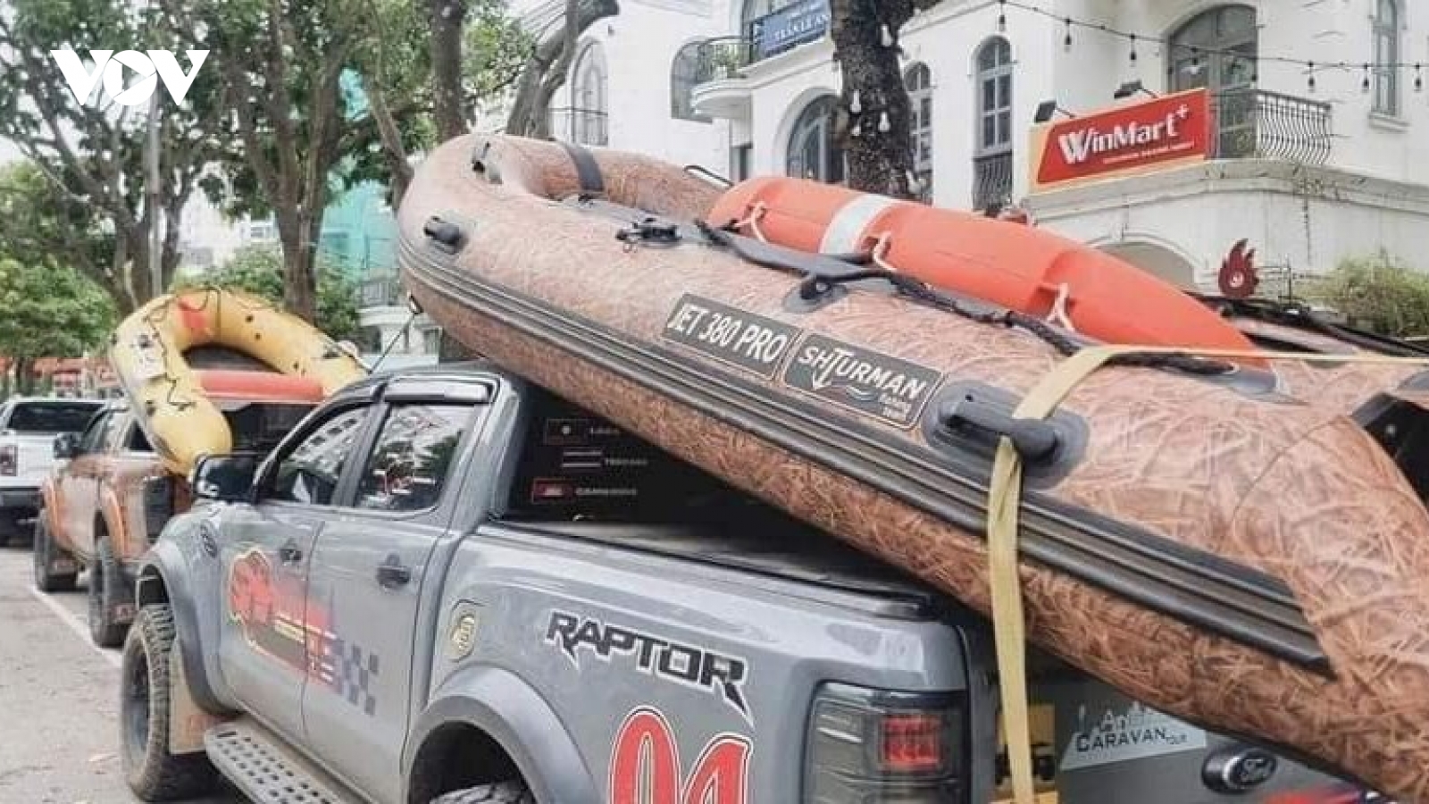 Những chiếc xe bán tải đồng hành cứu trợ đồng bào vùng lũ miền Bắc