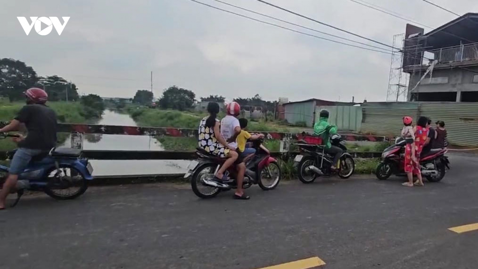 Phát hiện một thi thể học sinh trôi dưới suối