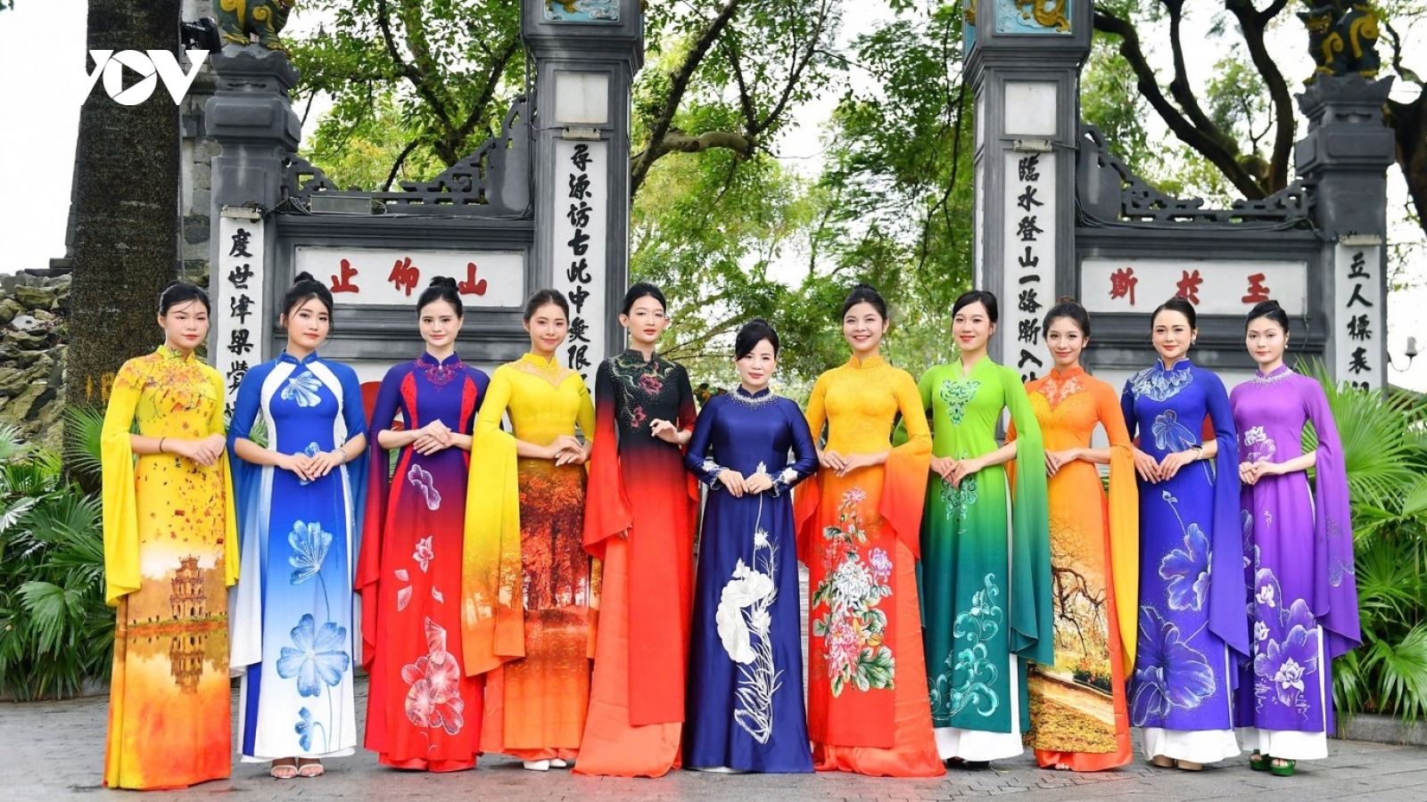 Mãn nhãn xem trình diễn áo dài trong Festival Thu Hà Nội