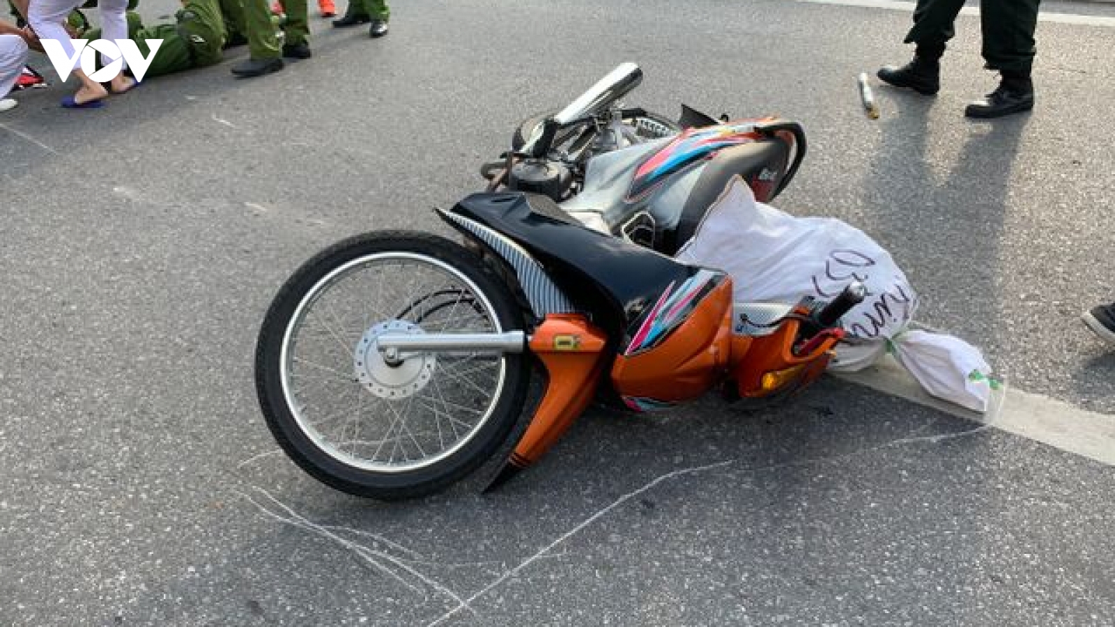 Trưởng Công an xã ở Lào Cai bị đối tượng điều khiển xe mô tô đâm trọng thương