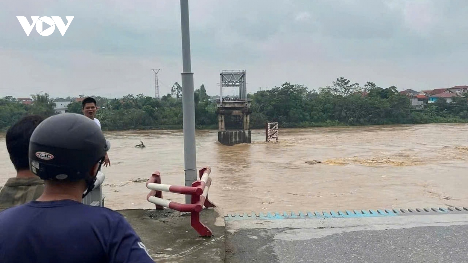 Sập cầu Phong Châu, Phú Thọ: Có 5 xe ô tô, 4 xe máy, 9 người rơi xuống sông