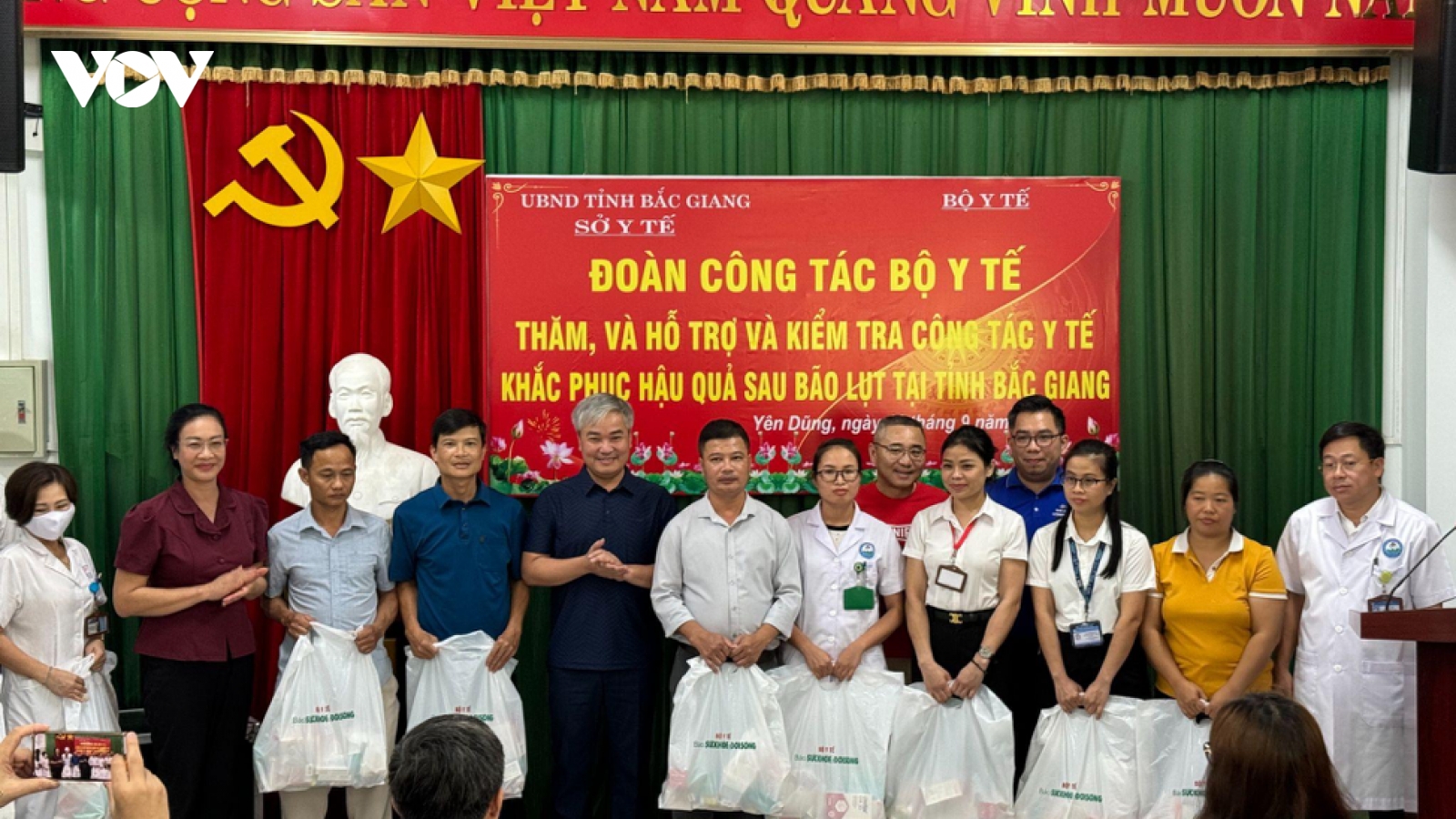 FPT Long Châu điều động nhanh 10 tấn thuốc hỗ trợ người dân vùng bão lũ