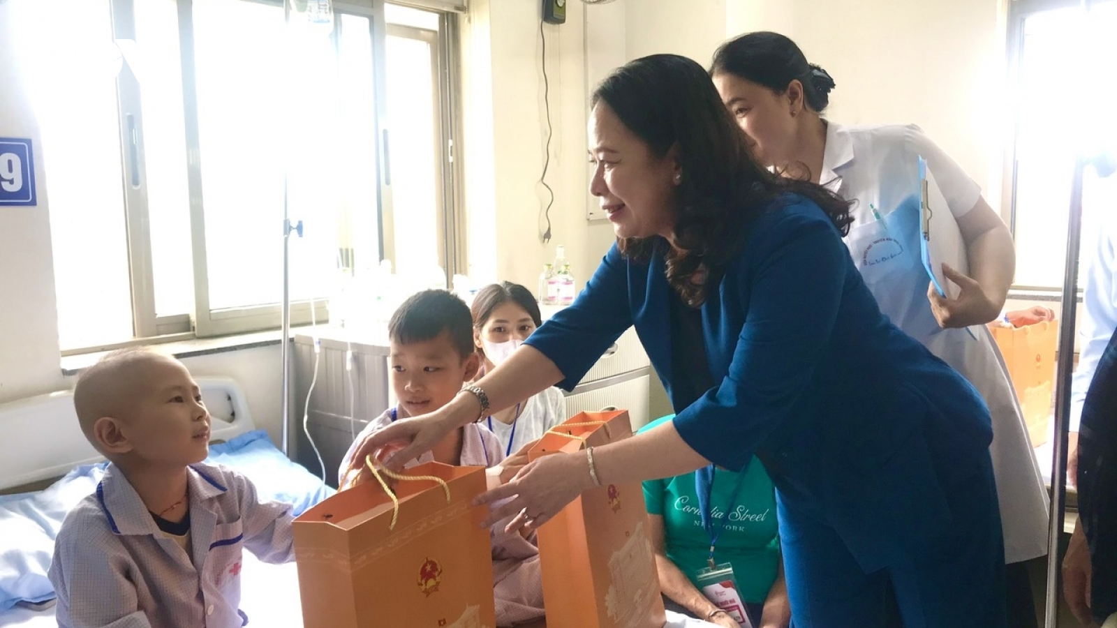 Phó Chủ tịch nước Võ Thị Ánh Xuân thăm, tặng quà Trung thu các bệnh nhi