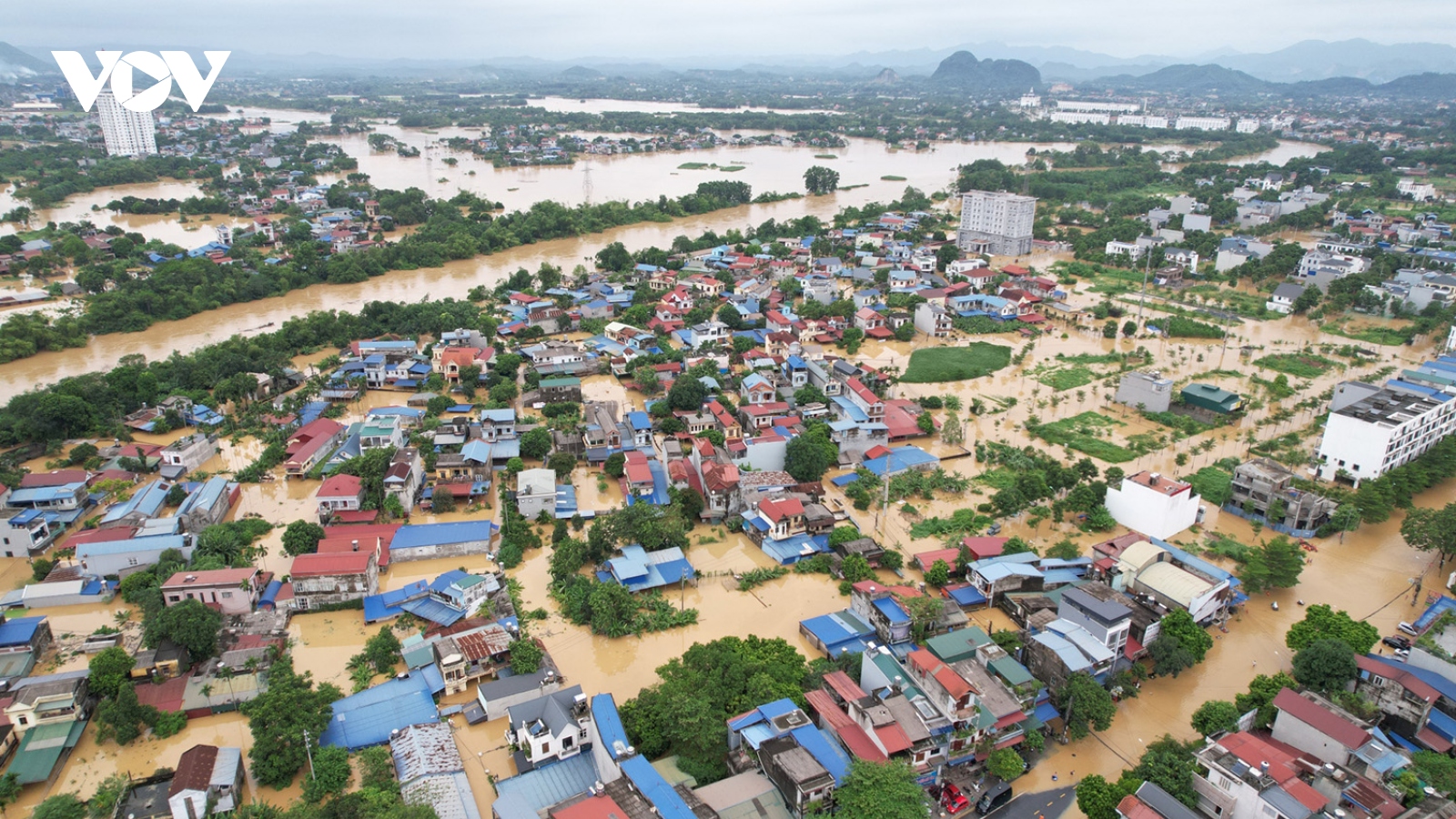 Thành phố Thái Nguyên ngập trong nước lũ, khẩn cấp di dời dân