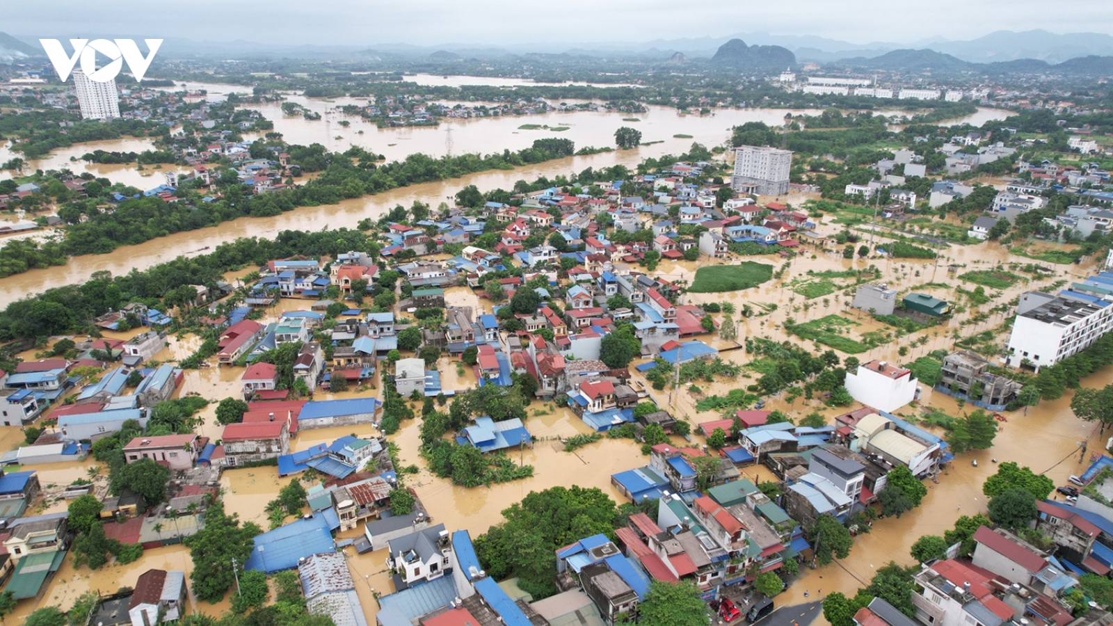 Thành phố Thái Nguyên ngập trong nước lũ, khẩn cấp di dời dân
