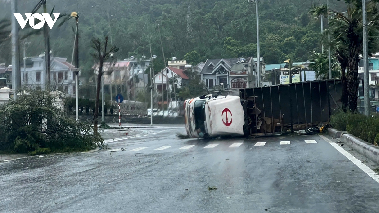 Yagi blasts mainland with winds gusting 150kph