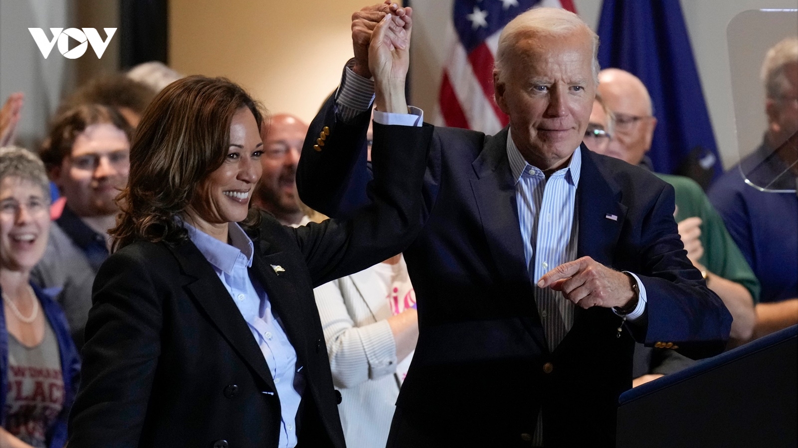Tổng thống Biden và bà Harris lần đầu xuất hiện chung trên đường băng tranh cử