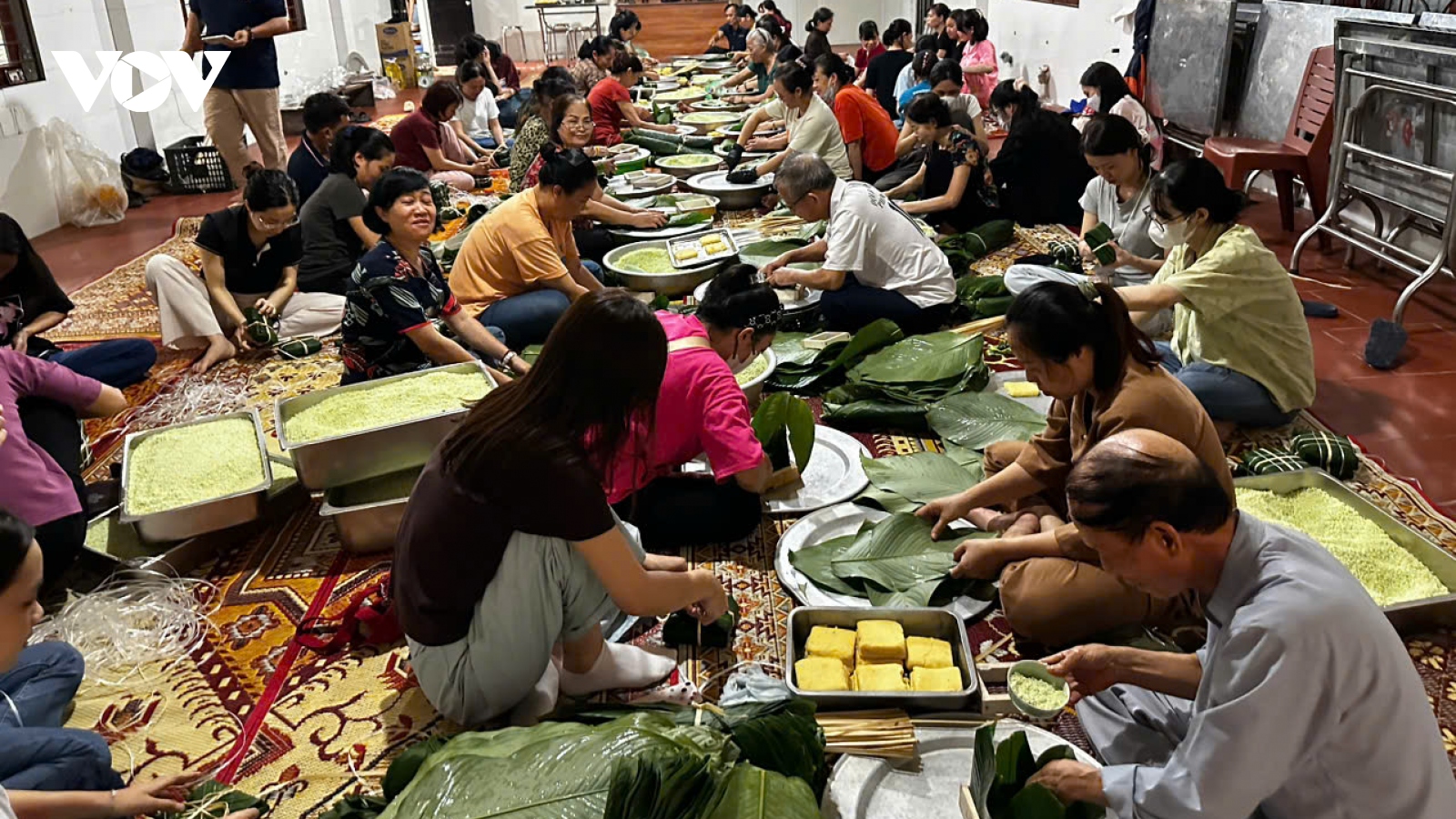 Trắng đêm gói bánh chưng, làm ruốc thịt gửi đồng bào vùng lũ