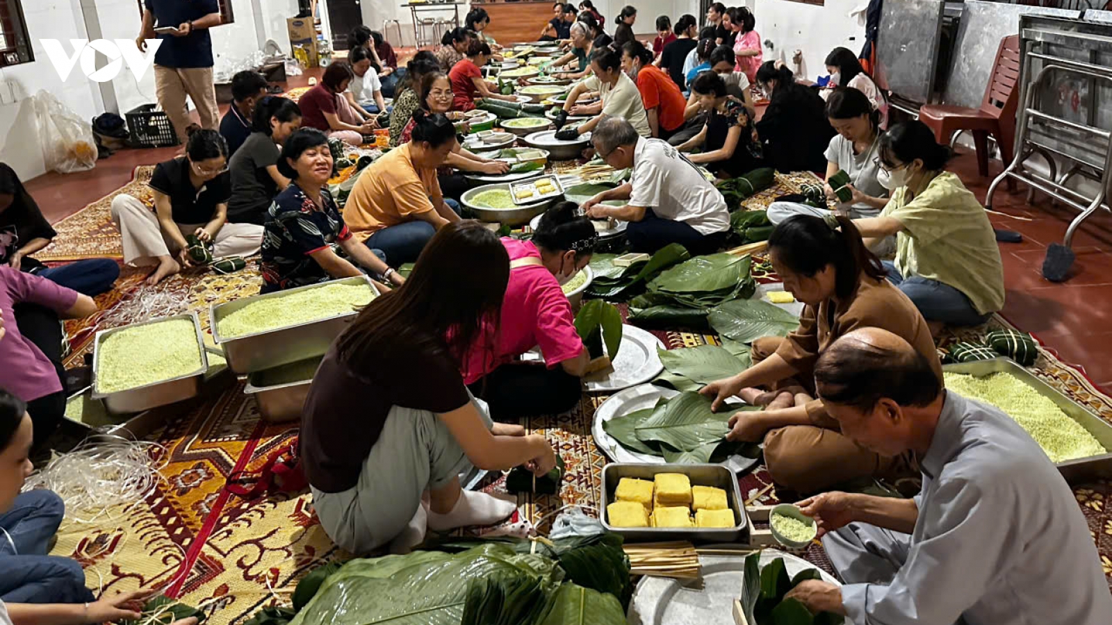 Trắng đêm gói bánh chưng, làm ruốc thịt gửi đồng bào vùng lũ