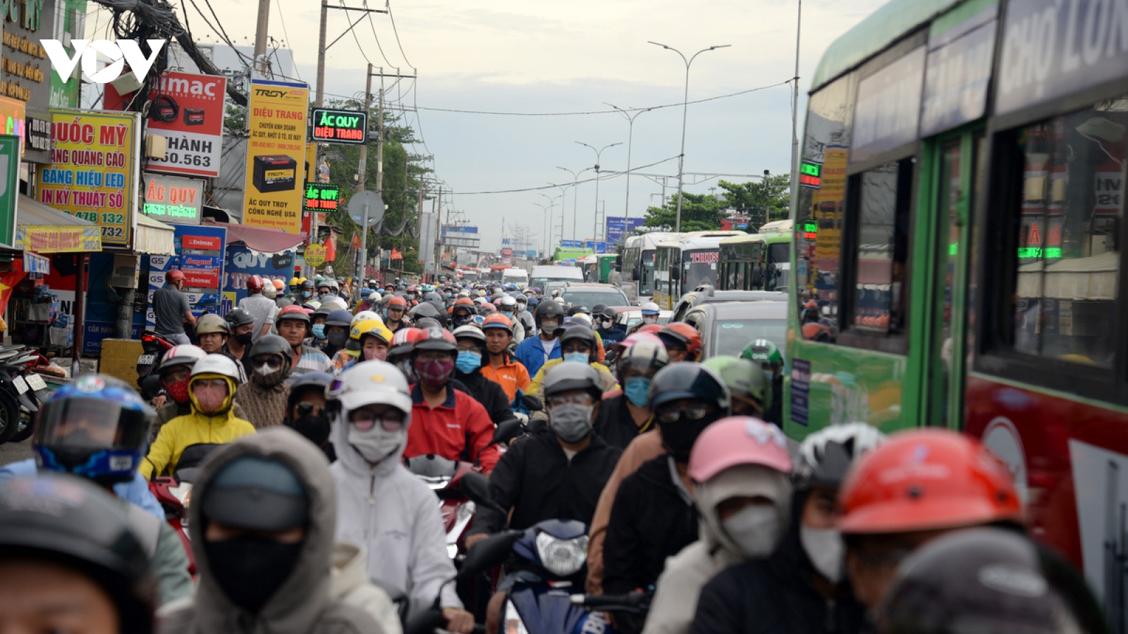 Dòng người ùn ùn đổ về TP.HCM, các cửa ngõ đông nghẹt