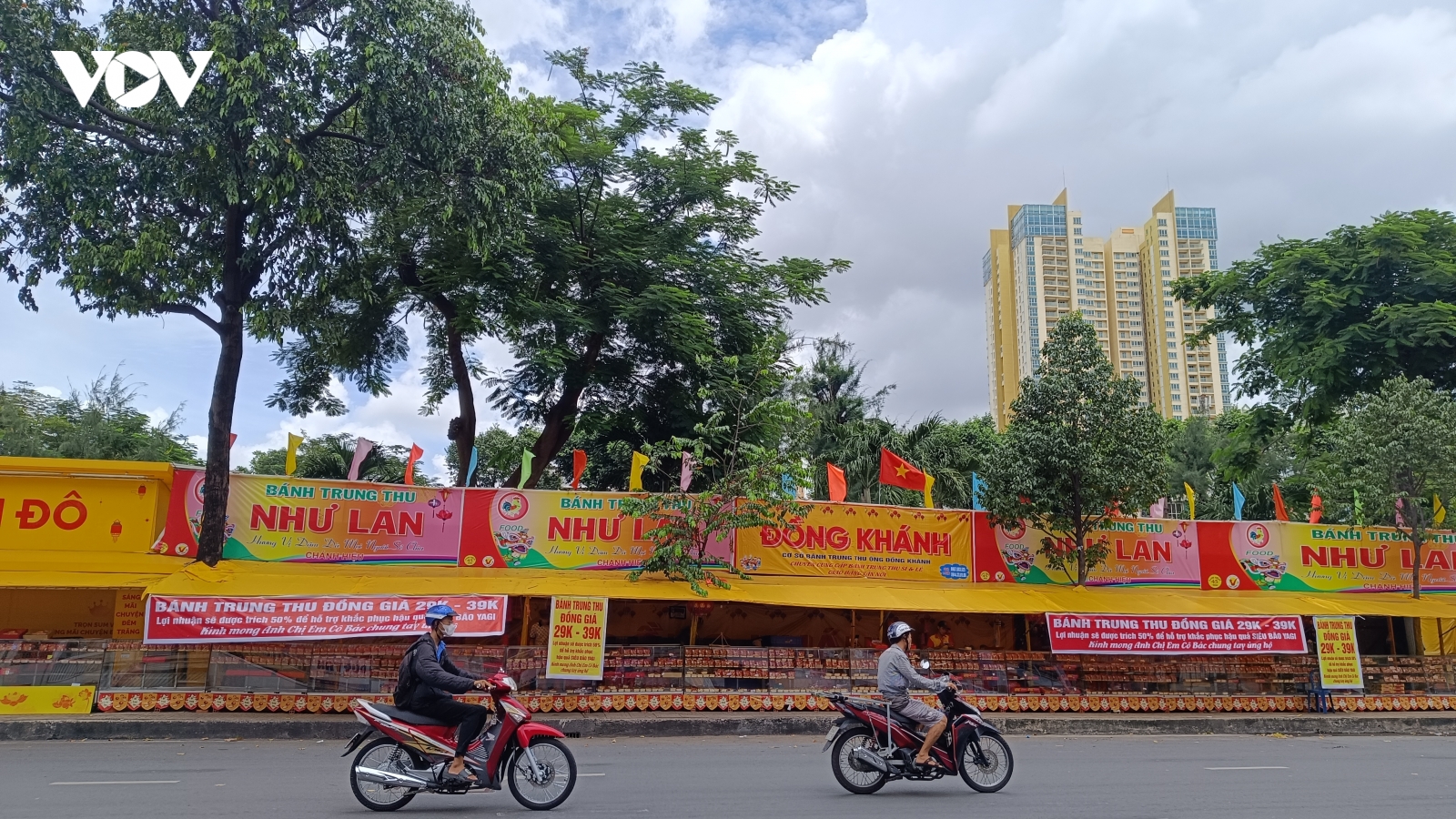 Tung nhiều chiêu khuyến mãi, bánh trung thu ở TP.HCM vẫn ế ẩm