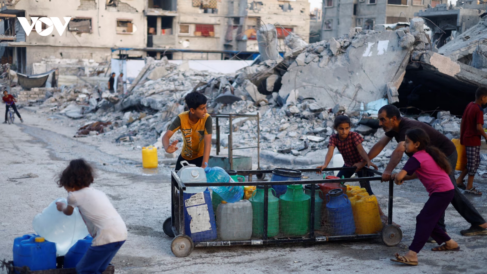 Trẻ em ở Gaza lỡ thêm một năm học mới