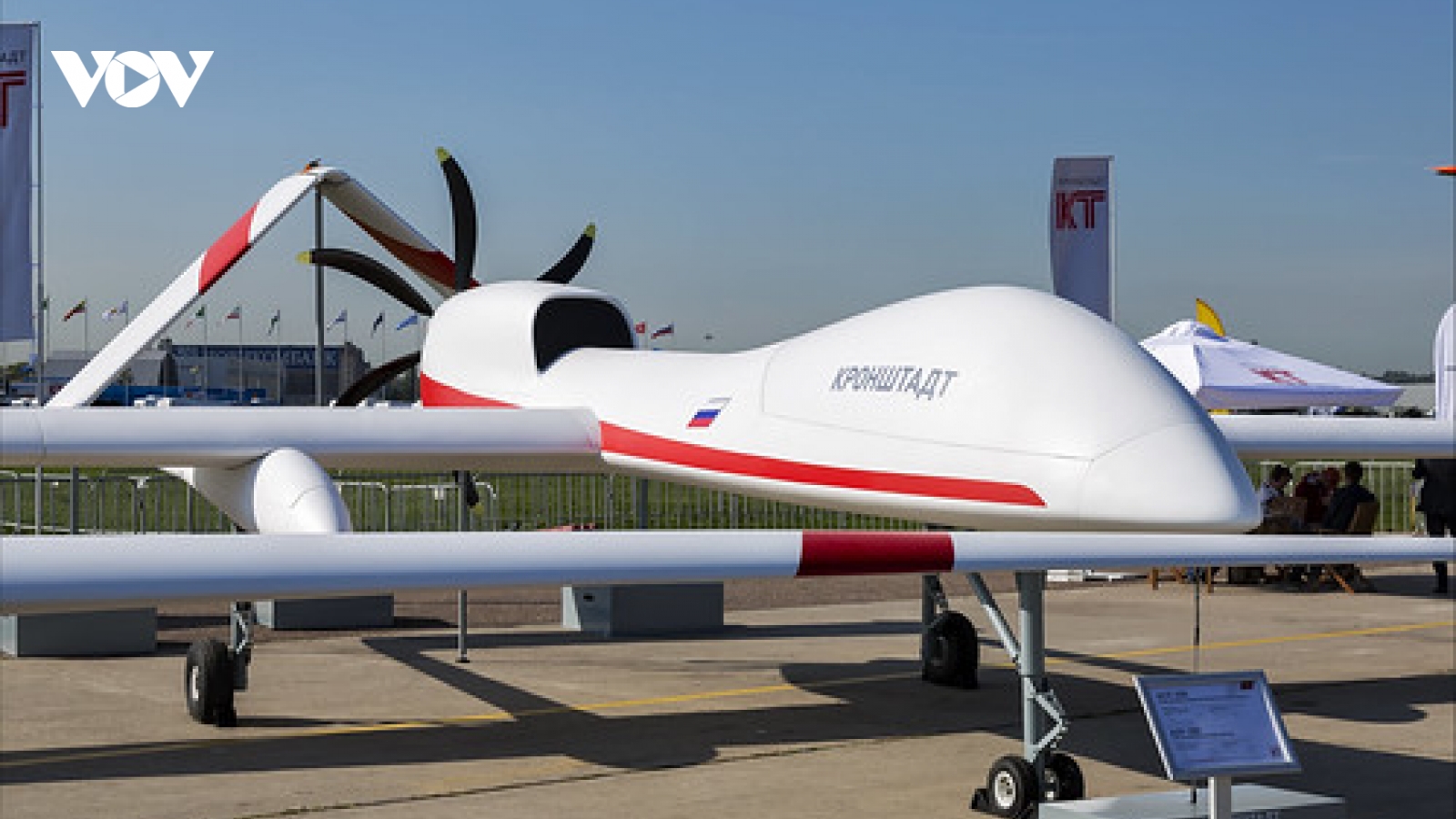 UAV Nga phóng tên lửa dẫn đường xé nát xe bọc thép Ukraine