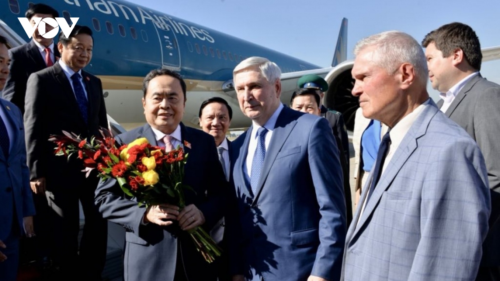 Top Vietnamese legislator arrives in Moscow for Russia visit