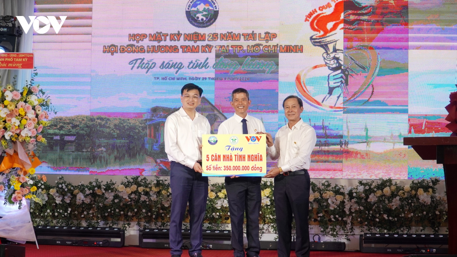 VOV miền Trung và Hội đồng hương Tam Kỳ tại TP.HCM trao tặng 5 ngôi nhà tình thương