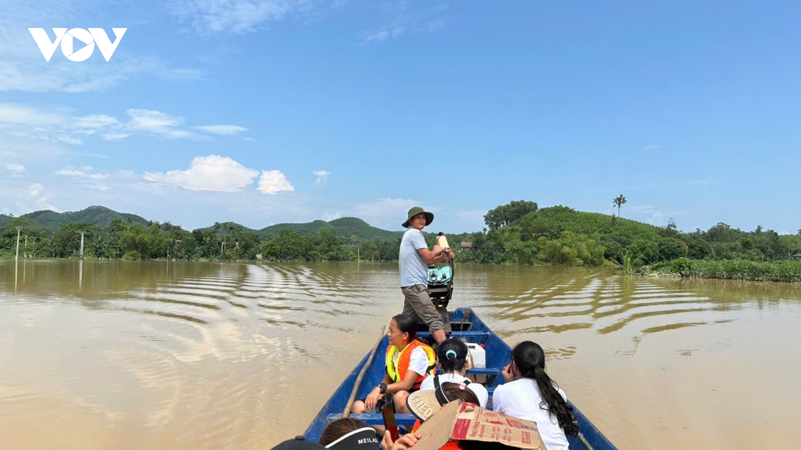 ­“Người dân bị lũ lụt ở đâu, ở đó có anh em lái đò Chùa Hương hỗ trợ”