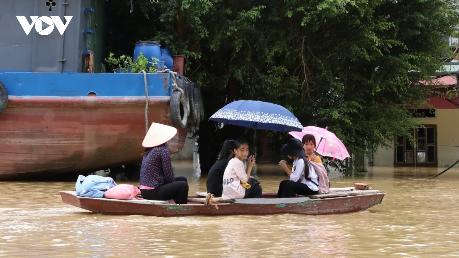 Hơn 600 hộ dân ở Kênh Gà, Ninh Bình bị cô lập, học sinh phải bơi thuyền đến lớp