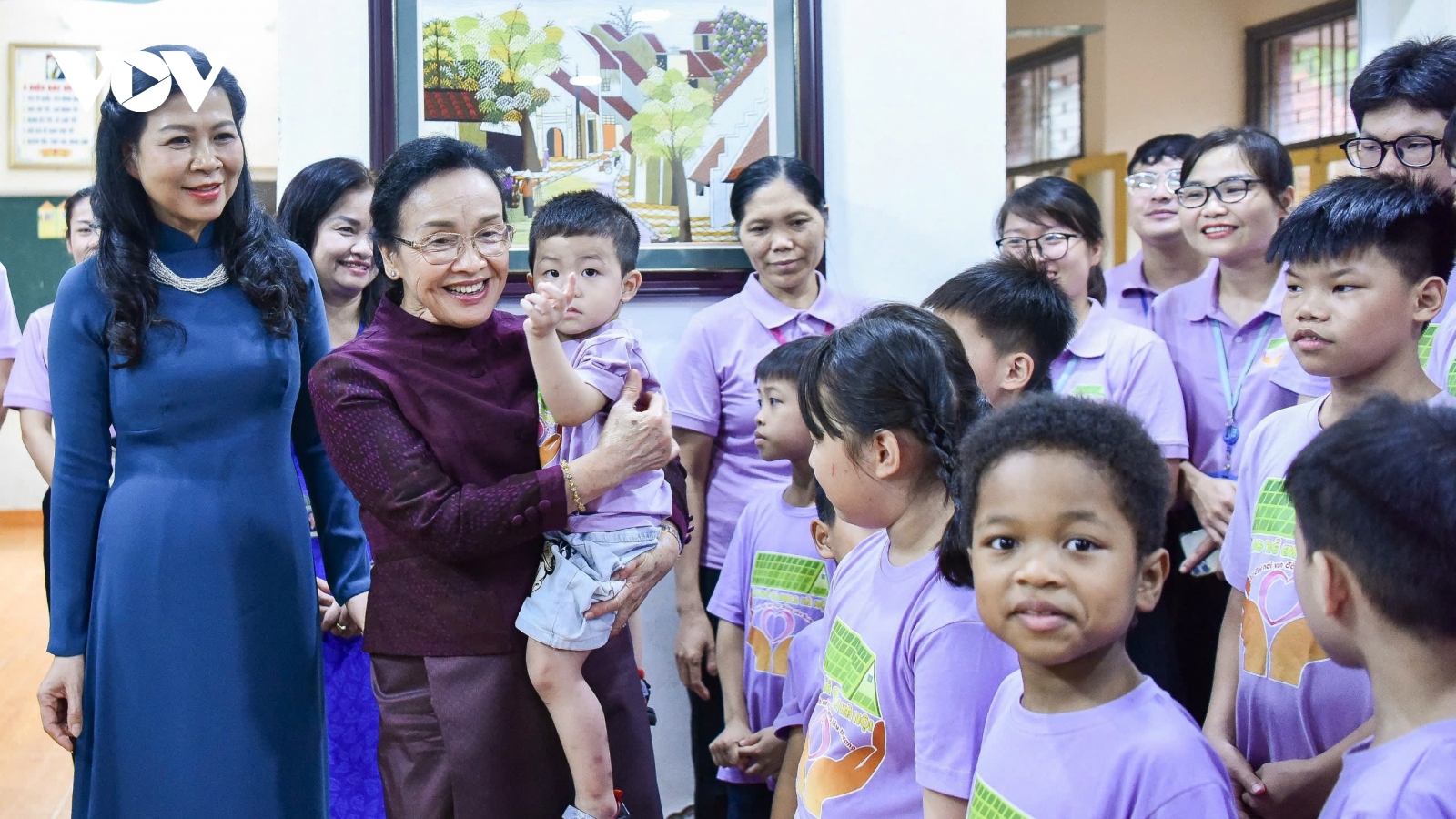 Phu nhân Ngô Phương Ly và Phu nhân Naly Sisoulith thăm Làng trẻ em Birla Hà Nội