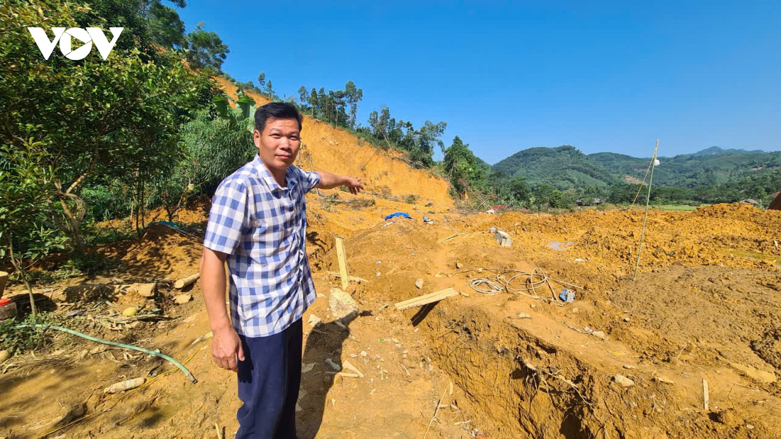 Cứu 3 bà cháu thoát chết trong vụ sạt lở đất kinh hoàng