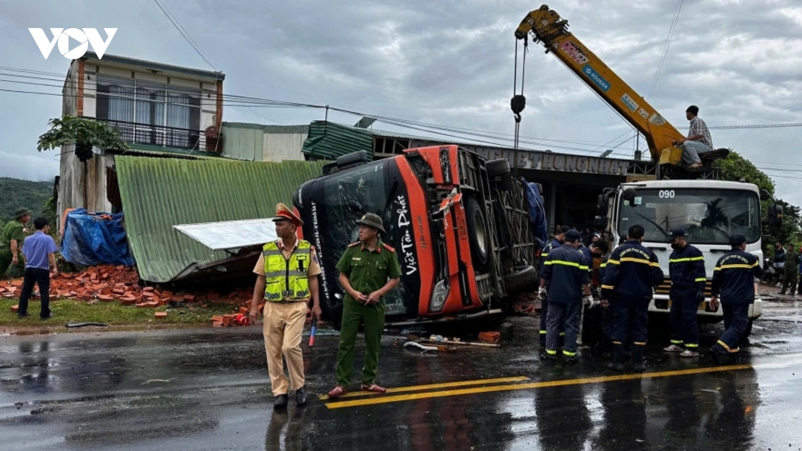 Four dead and four injured after sleeper bus overturns in Dak Lak