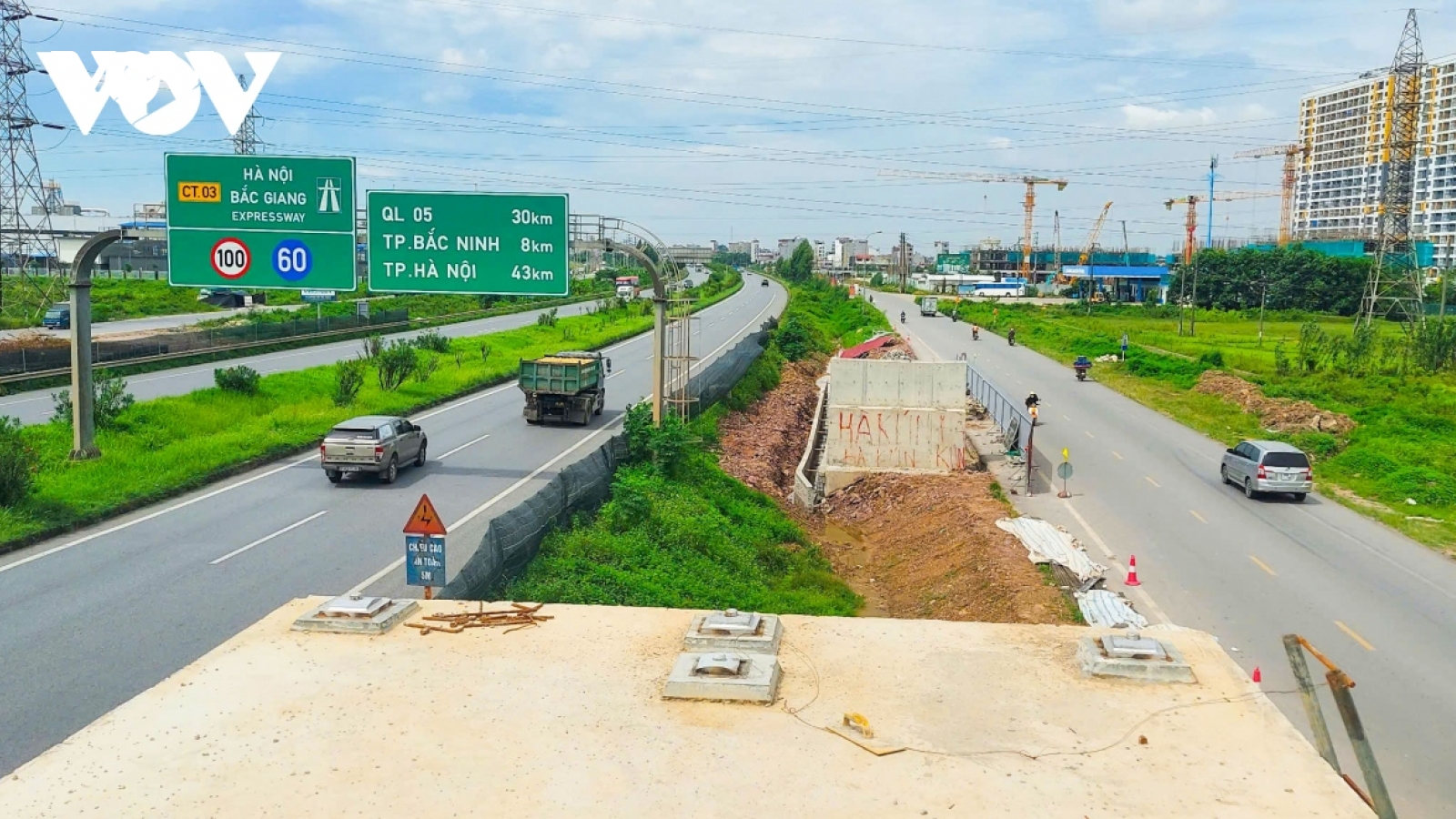 Tiếp tục cấm đường cao tốc Hà Nội - Bắc Giang để xây cầu dân sinh
