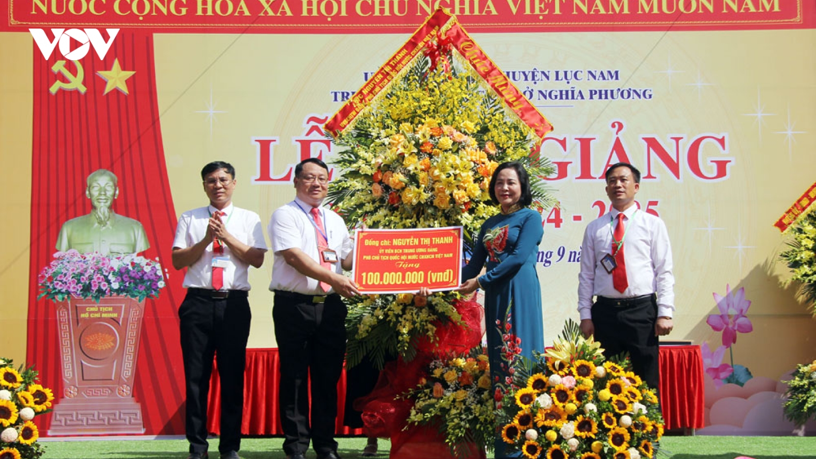 Phó Chủ tịch Quốc hội Nguyễn Thị Thanh dự khai giảng năm học mới tại Bắc Giang