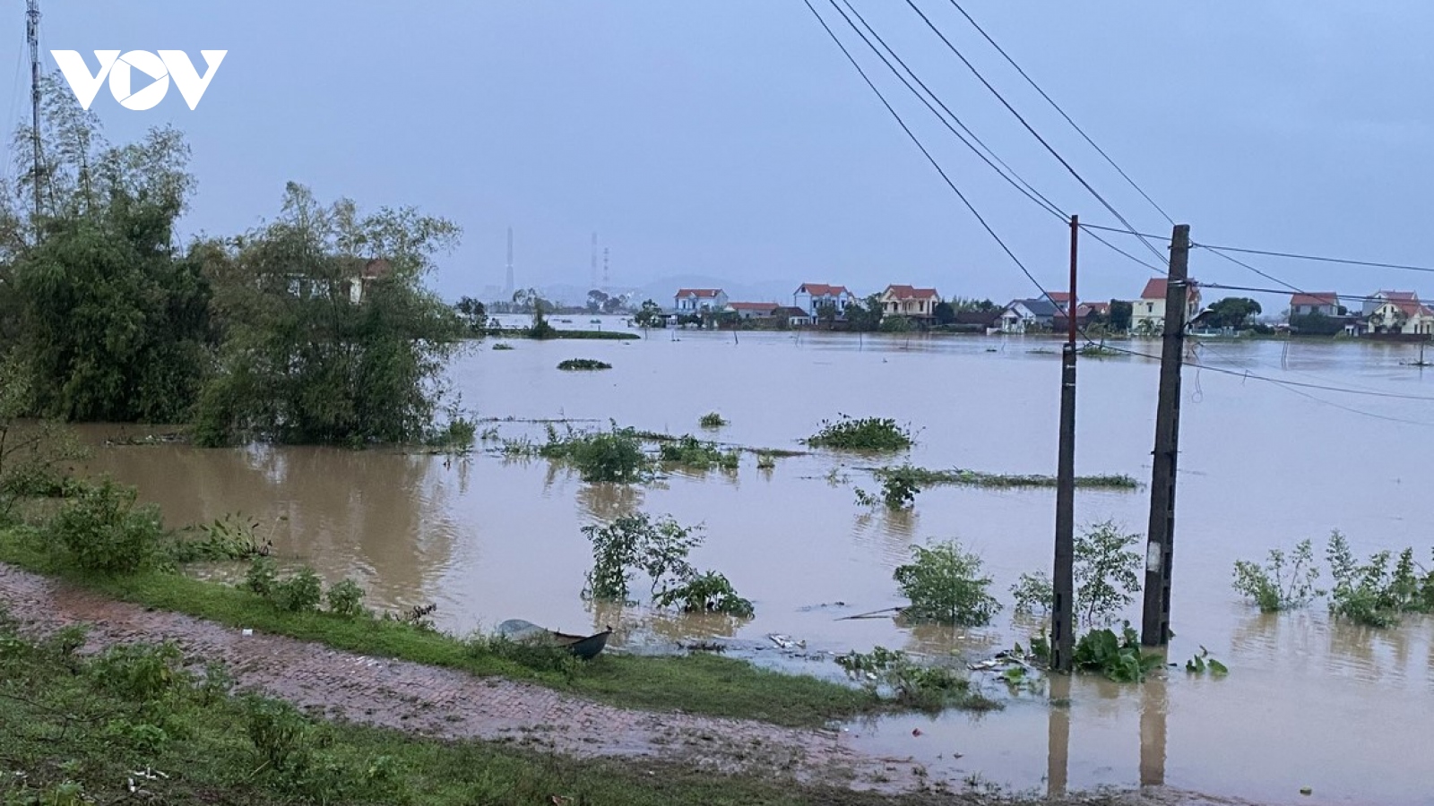 Hơn 100 hộ gia đình ở Gia Bình, Bắc Ninh đang bị cô lập do ngập úng