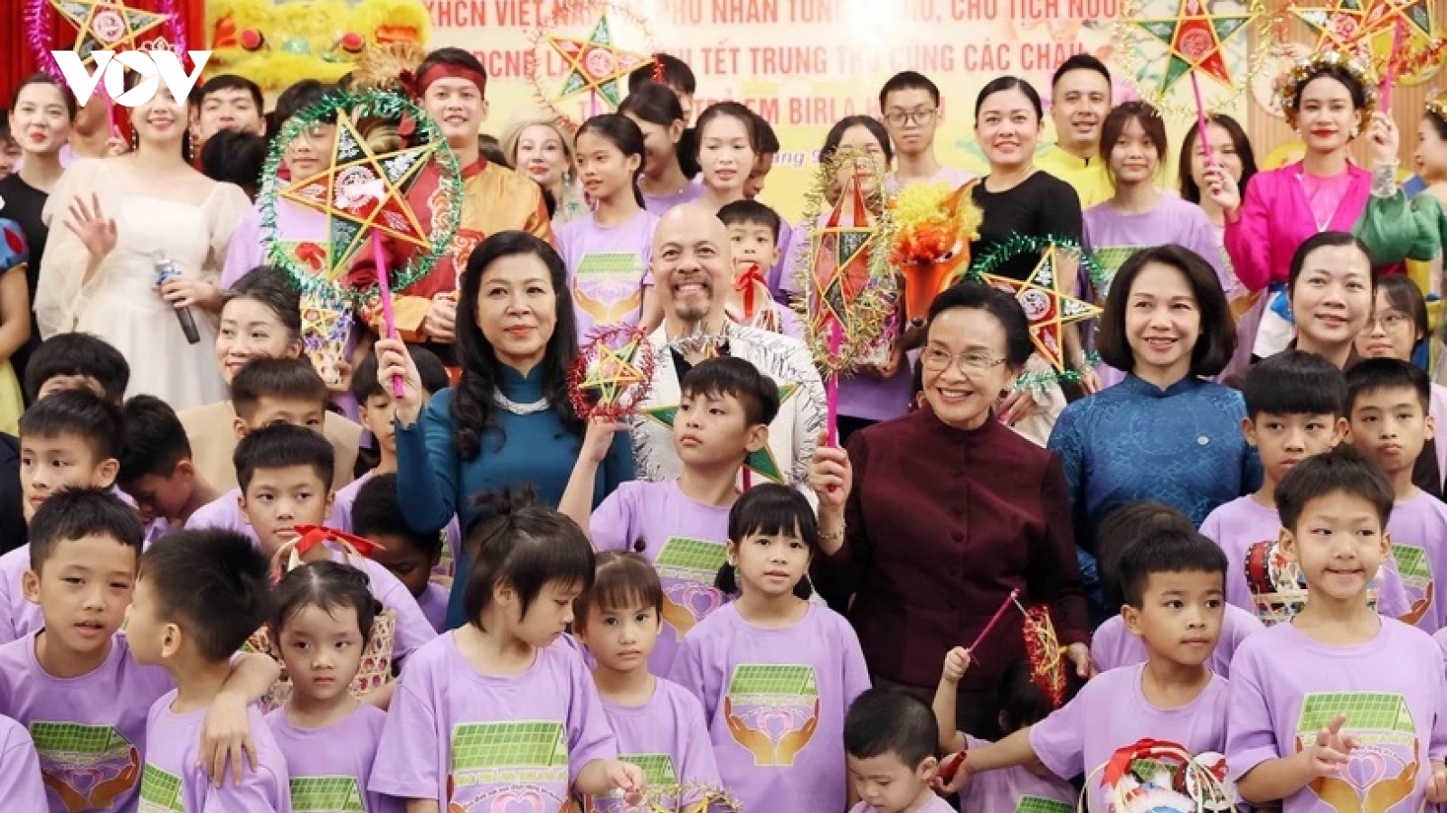 Phu nhân Ngô Phương Ly và Phu nhân Naly Sisoulith thăm Làng trẻ em Birla Hà Nội