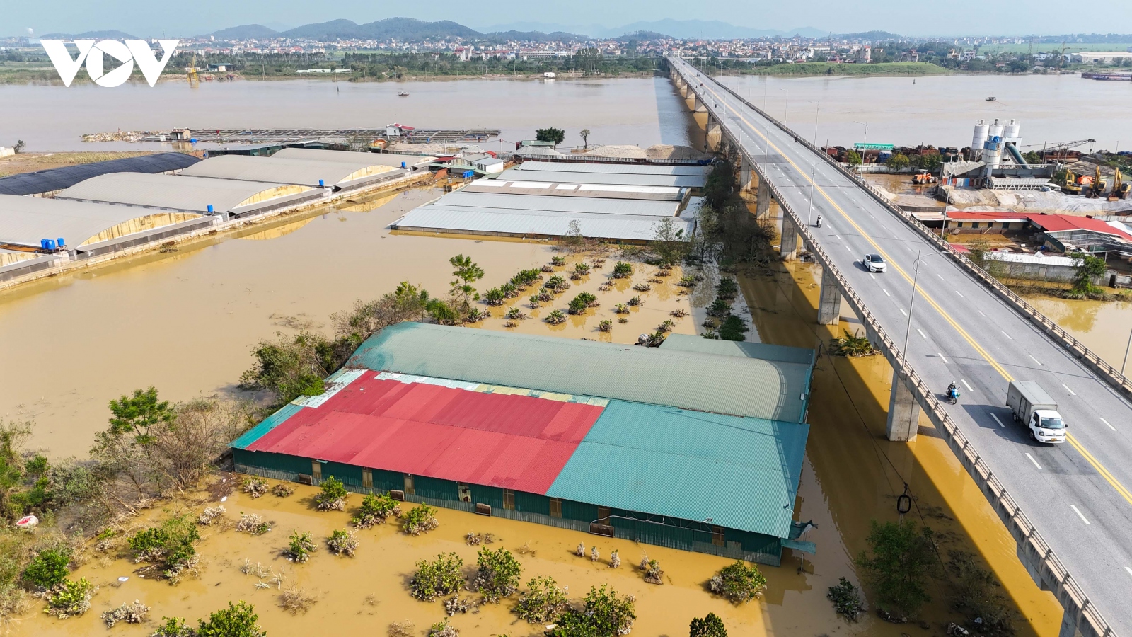 Khung cảnh tan hoang tại loạt công trình sai phép bủa vây cầu nghìn tỷ ở Bắc Ninh