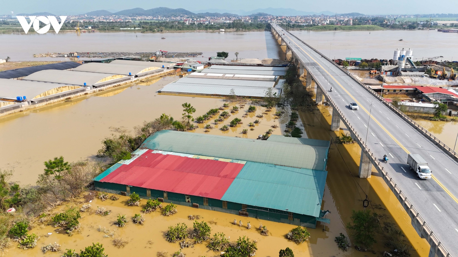 Khung cảnh tan hoang tại loạt công trình sai phép bủa vây cầu nghìn tỷ ở Bắc Ninh
