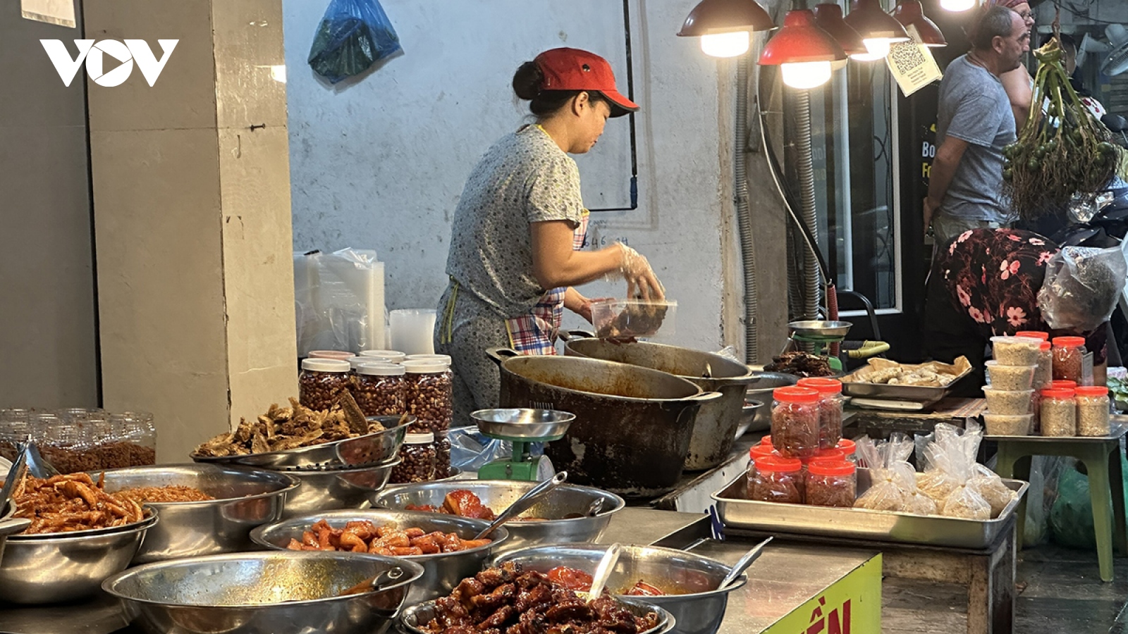 Chợ "nhà giàu" trên phố cổ Hàng Bè ngày đầu đón bão số 3