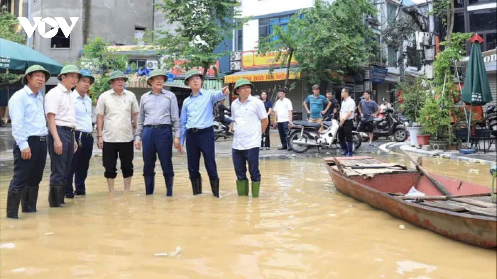 Chủ tịch HĐND TP Hà Nội thị sát công tác chống lũ tại phường Chương Dương và Phúc Tân