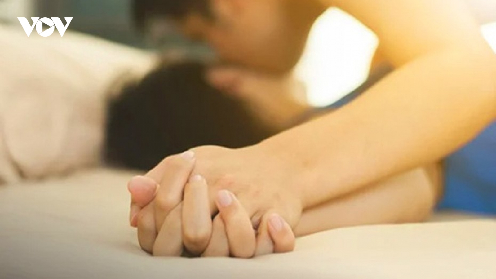 Vỡ vụn khi phát hiện clip sex của chồng với nhiều người trong điện thoại