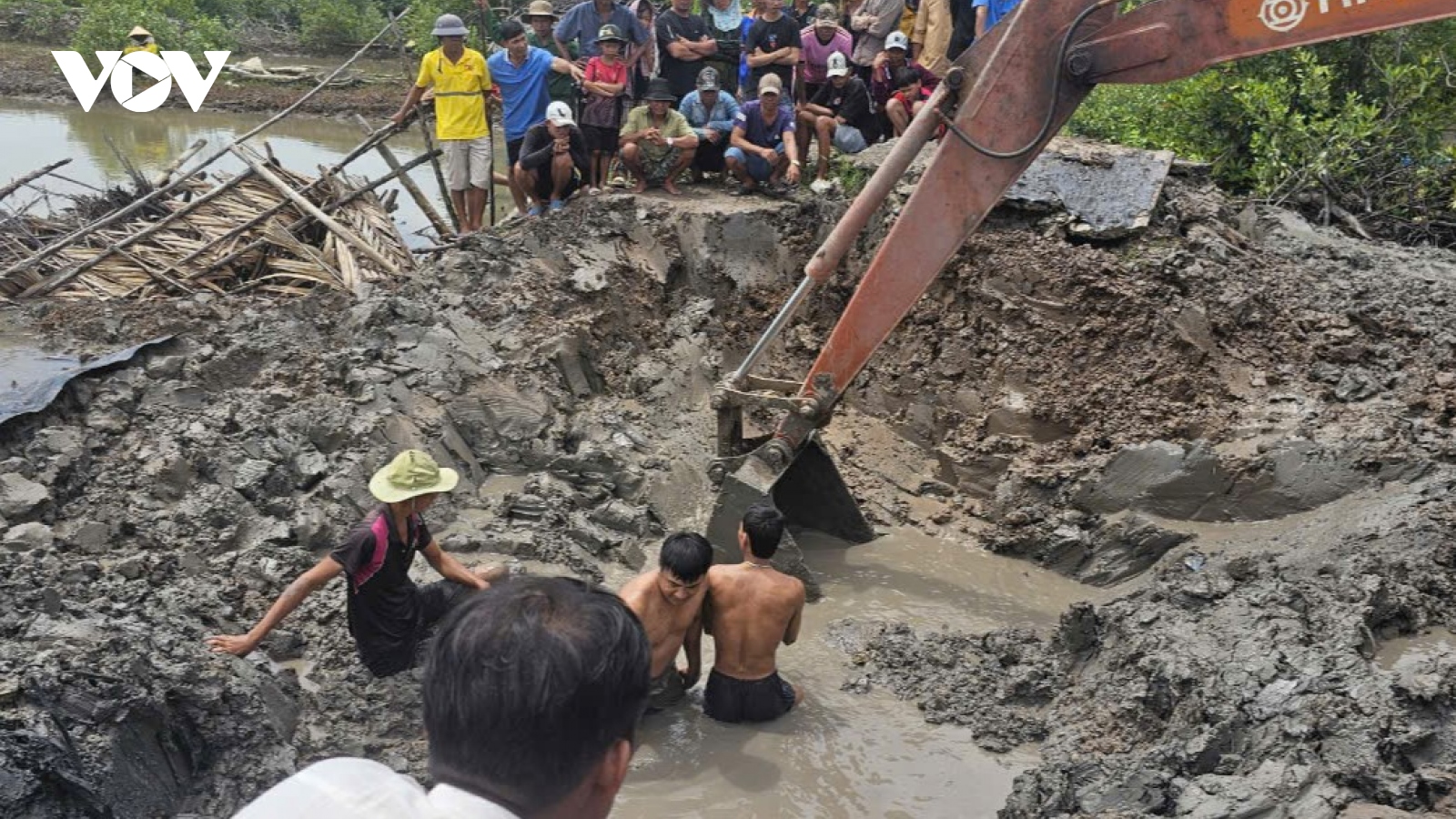 Tìm thấy thi thể người đàn ông bị hút vào lỗ mọi vuông tôm