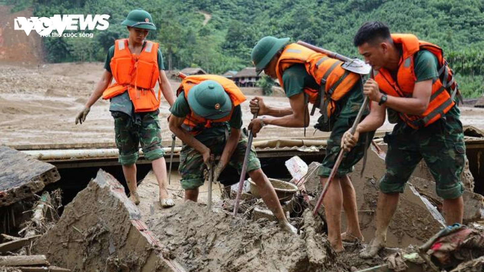 Tìm thêm một thi thể, còn 9 nạn nhân mất tích ở Làng Nủ