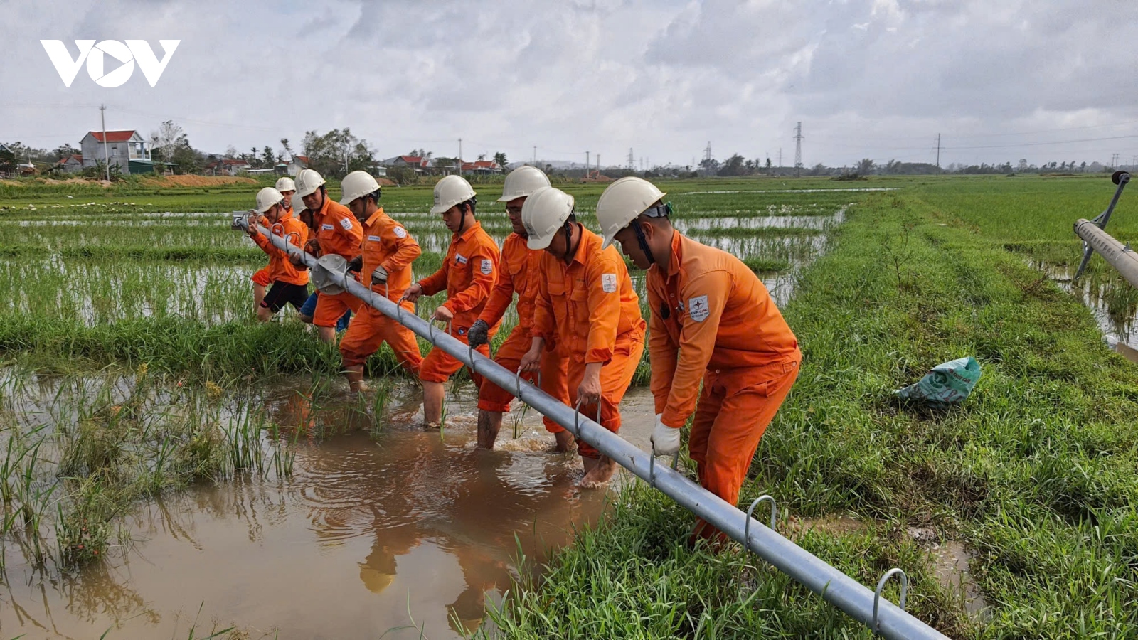 EVNCPC cử 245 kỹ sư, công nhân hỗ trợ EVNNPC khắc phục sự cố lưới điện sau bão số 3