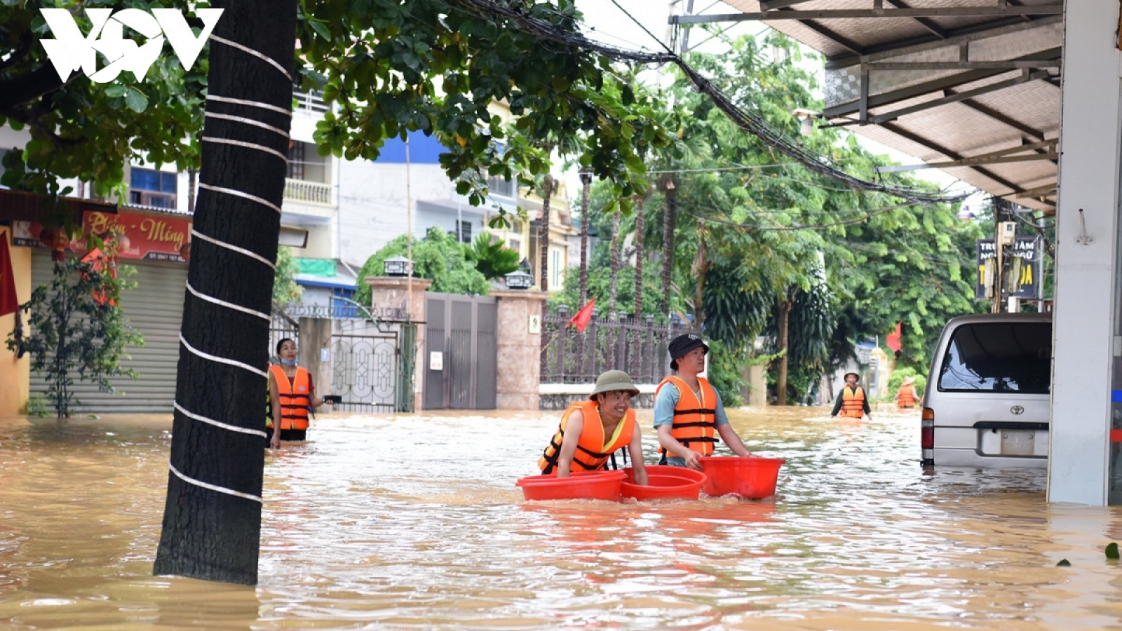 Đồ cứu trợ cho vùng lũ: Phải biết cái dân cần, phải đến tận nơi dân ở