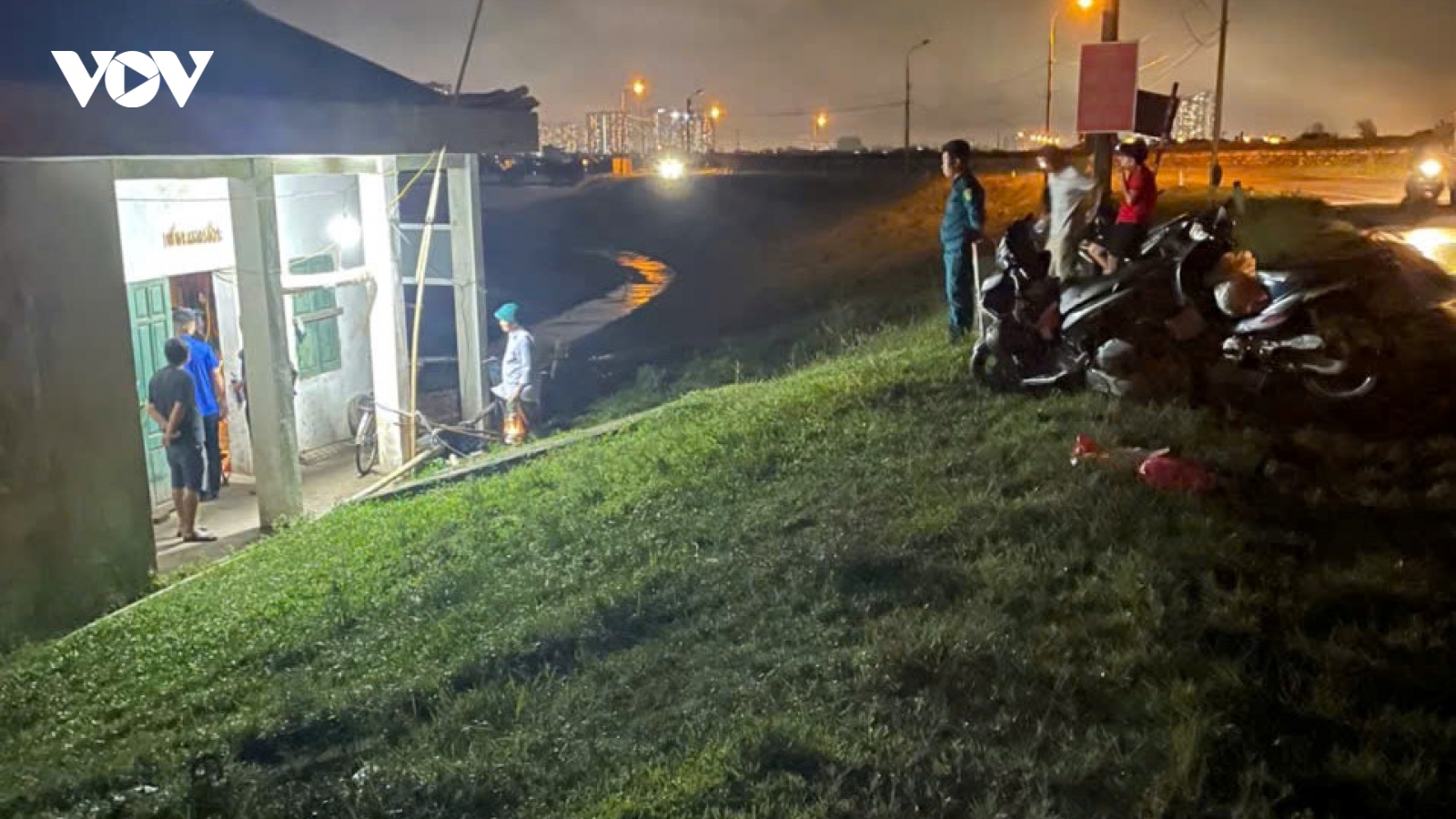 Trắng đêm canh gác đê phòng lũ cho Thủ đô Hà Nội