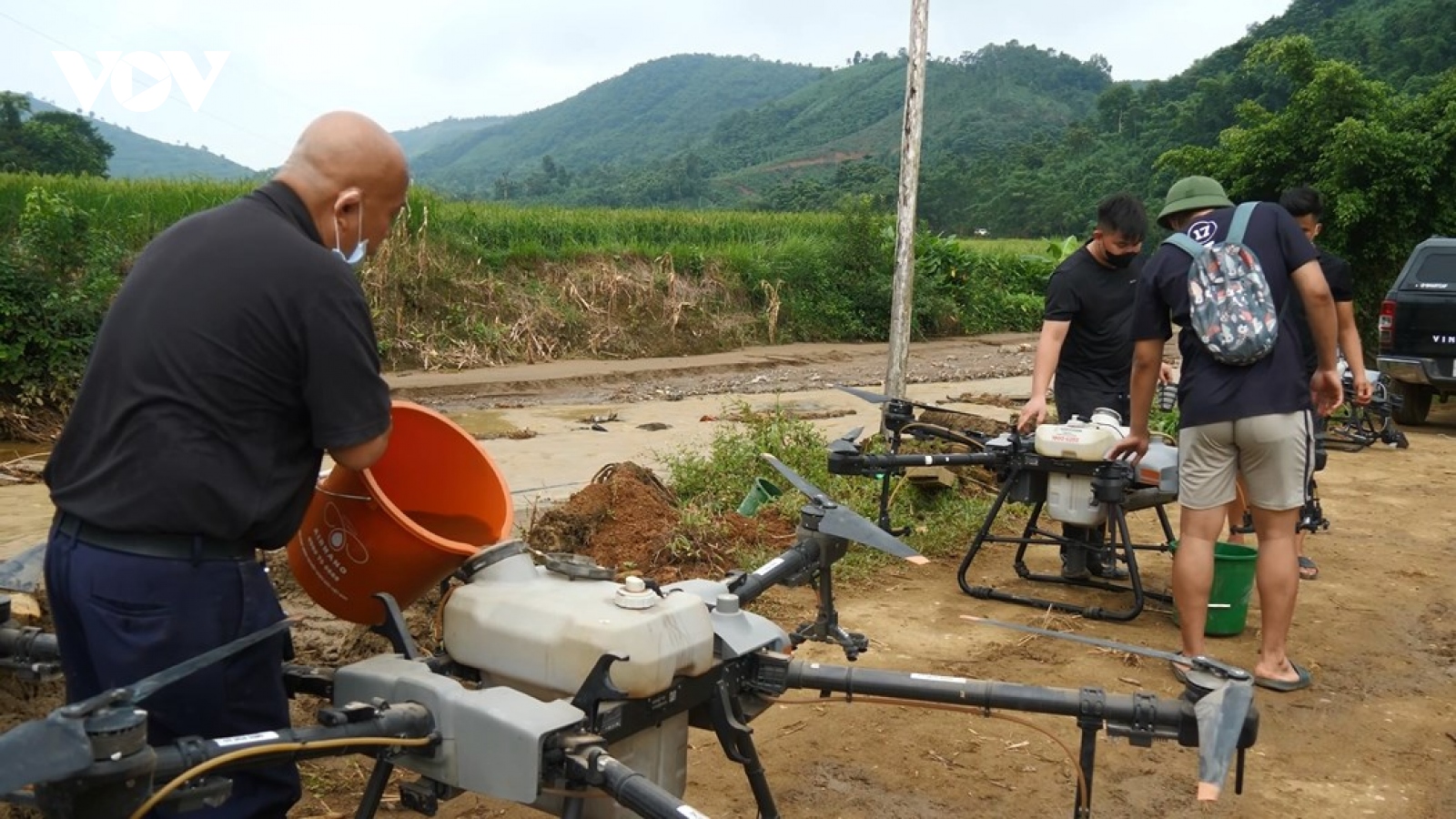 Dùng Drone để phun khử khuẩn môi trường toàn bộ thôn Làng Nủ