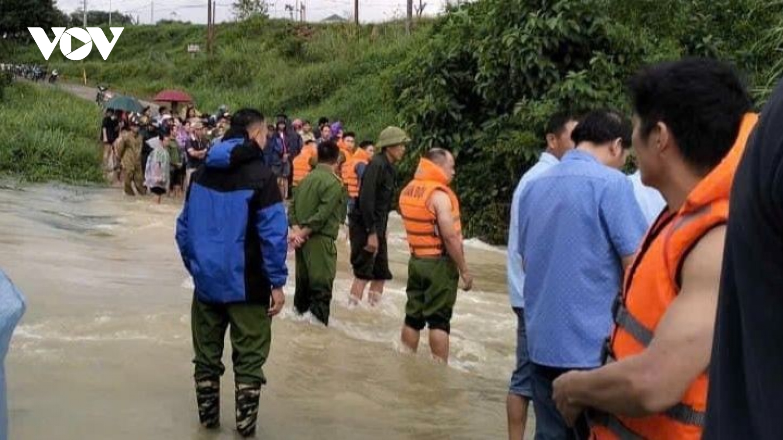 Thanh Hóa: 2 người bị lũ cuốn trôi khi tới trường học