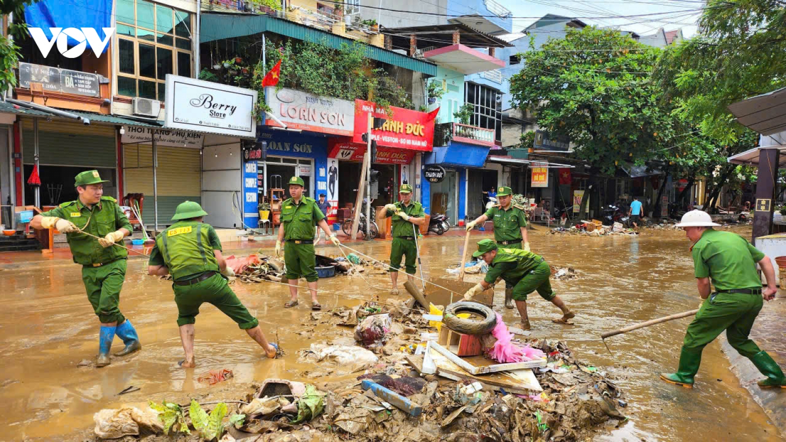 Những hình ảnh đẹp của người chiến sĩ công an "vì dân phục vụ" trong bão lũ