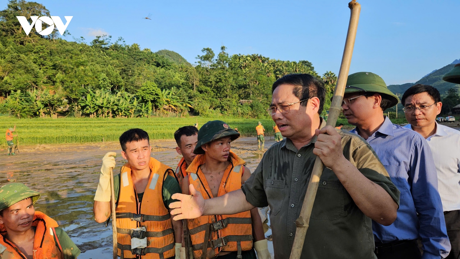 Thủ tướng Phạm Minh Chính không kìm được nước mắt khi đến thôn Làng Nủ