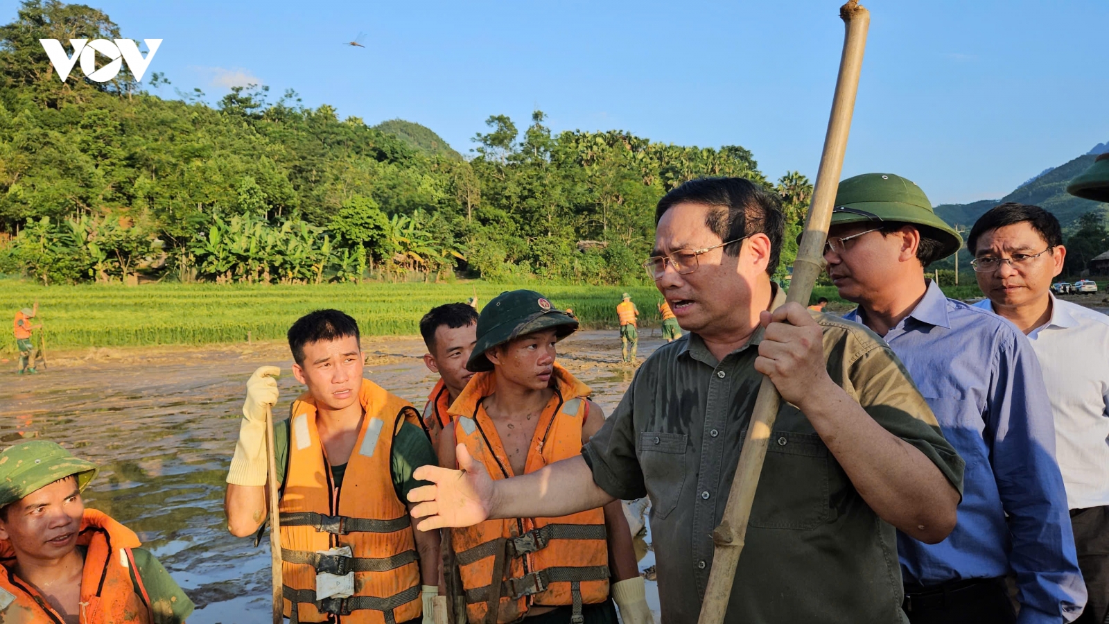 Thủ tướng Phạm Minh Chính không kìm được nước mắt khi đến thôn Làng Nủ