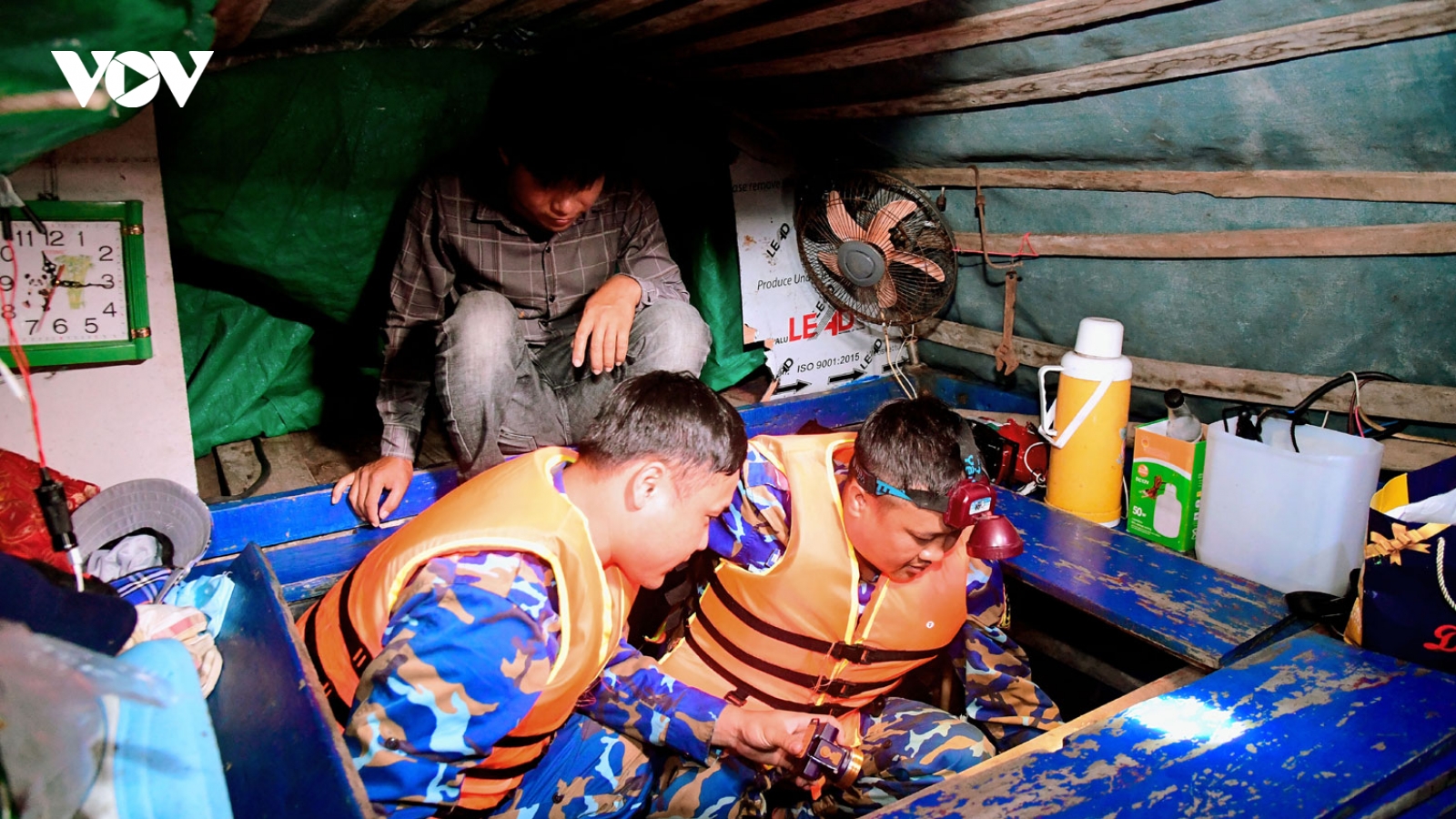 Vùng 1 Hải quân giúp dân chằng chống nhà cửa xuyên đêm