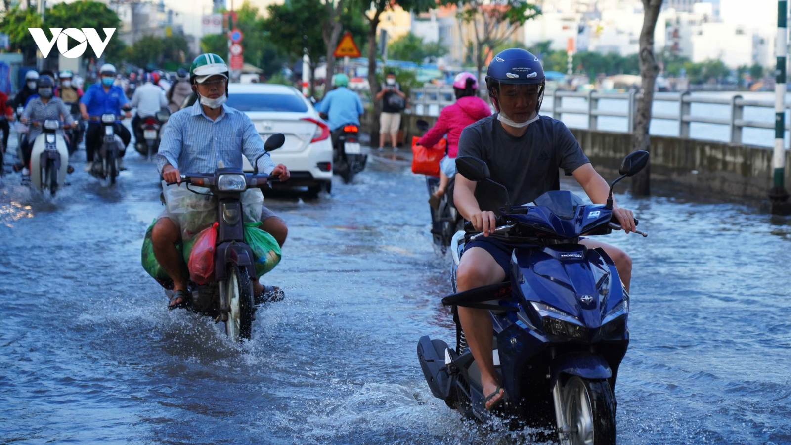 Triều cường đạt đỉnh, người dân TP.HCM chật vật di chuyển trên biển nước