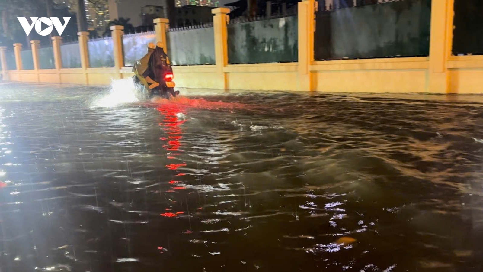 Mưa lớn, nhiều tuyến phố ở Hà Nội ngập sâu