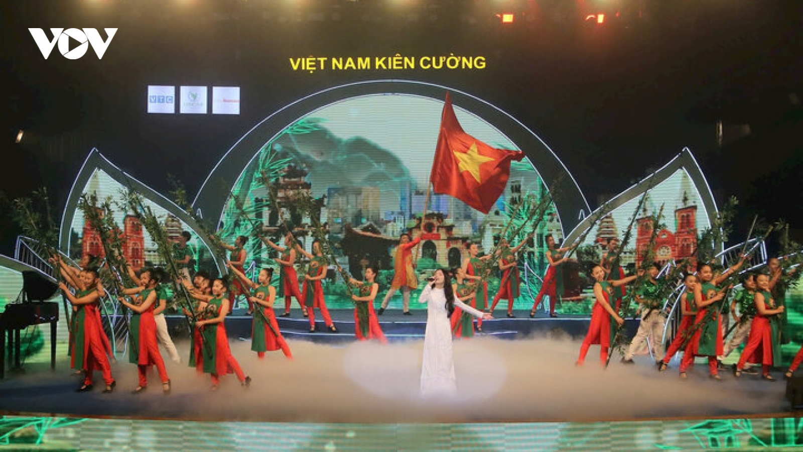 2 tỷ 850 triệu đồng ủng hộ đồng bào qua chương trình “Việt Nam kiên cường”