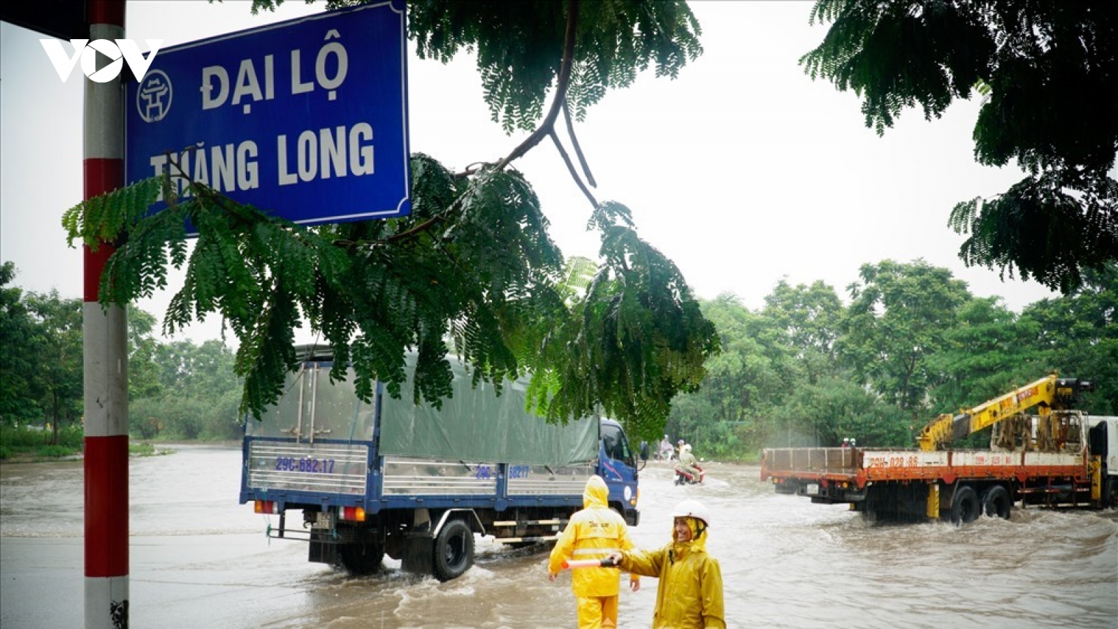 Cho phép xe máy đi làn khẩn cấp trên cao tốc Đại lộ Thăng Long để tránh ngập