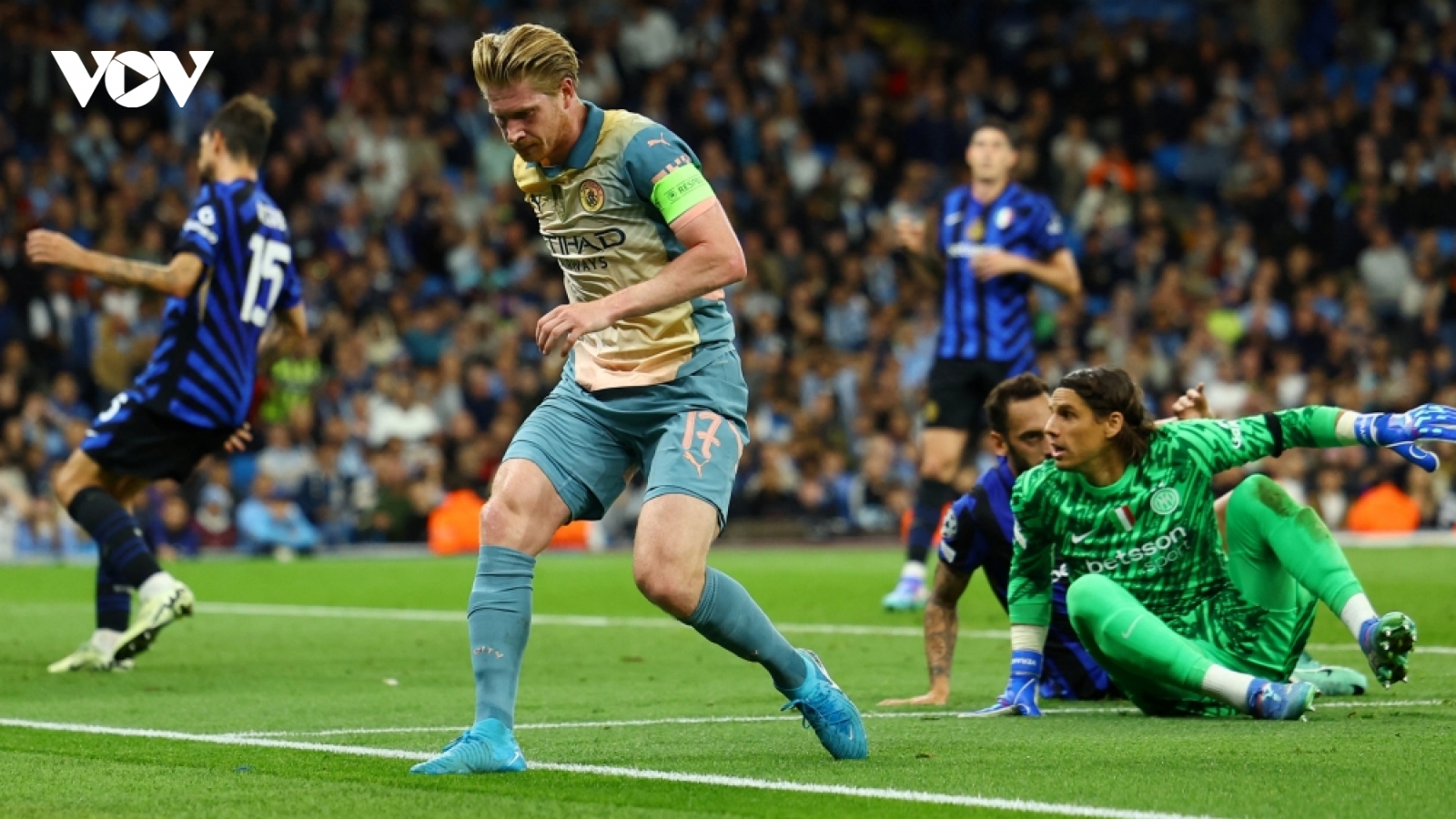 Man City nhận tin dữ trước trận đại chiến với Arsenal