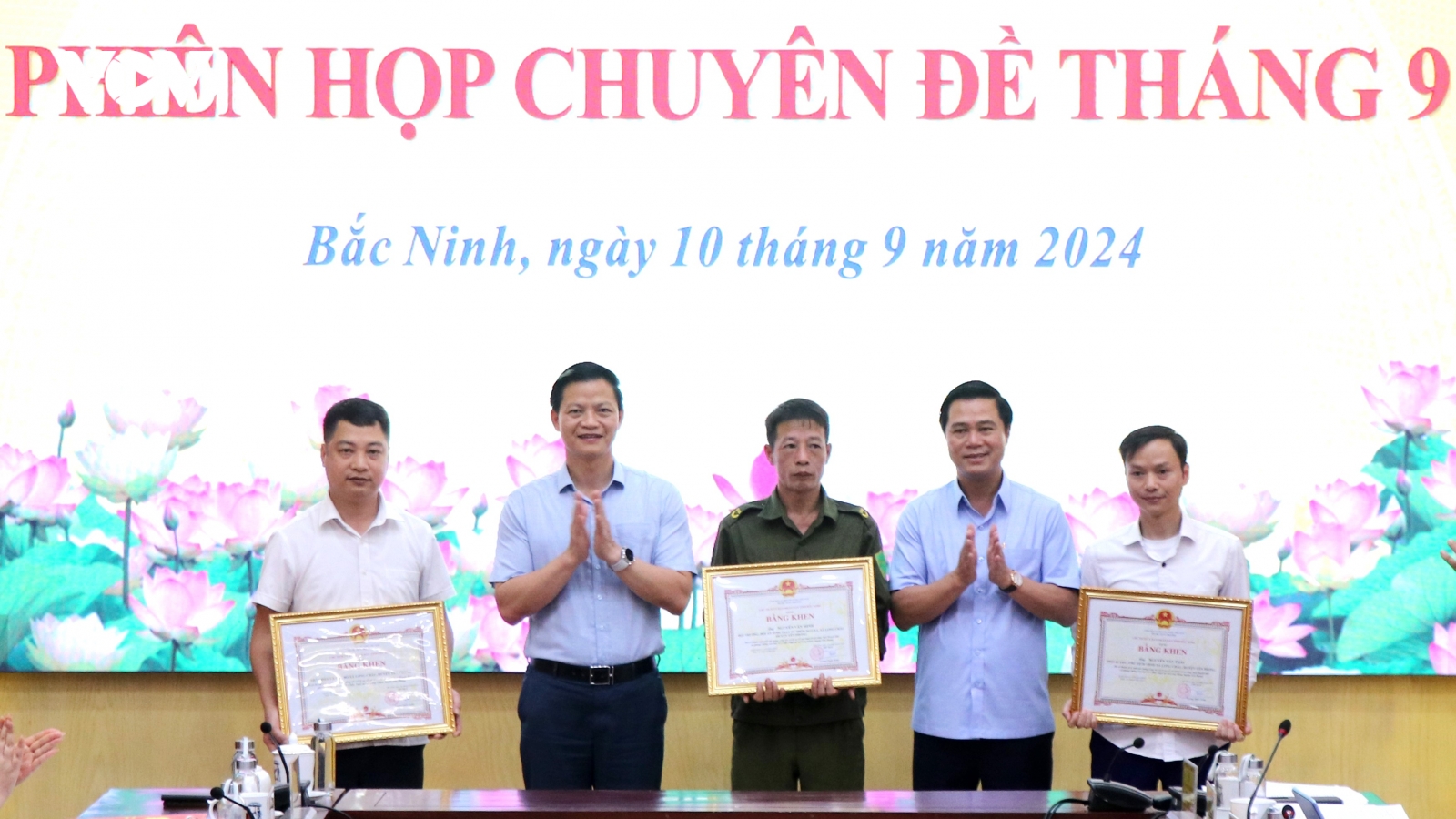 Bắc Ninh khen thưởng đột xuất cá nhân, tập thể có thành tích xử lý sự cố sạt trượt đê